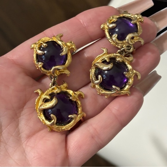 Vintage unsigned Ciner purple glass cabochon with its gold metal clipon earrings - Picture 5 of 7